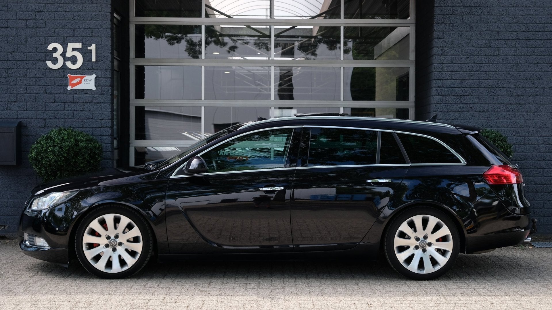 Opel Insignia Sports Tourer 2.8 T Cosmo 4x4 Leder | Panorama, Auto's, Opel, Automaat, Euro 5, Gebruikt, Zwart