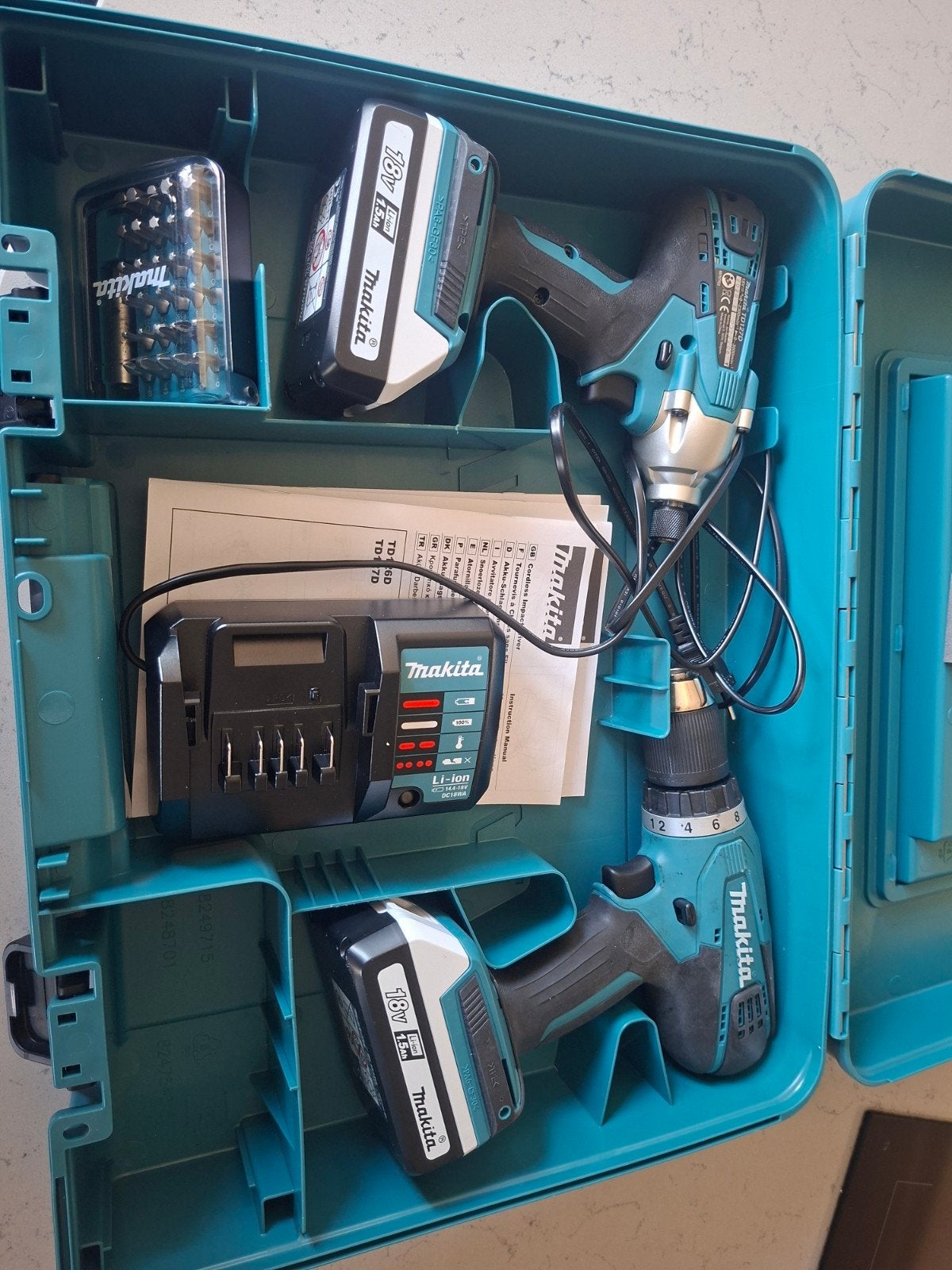 Makita Schroefmachineset + dremelset, Doe-het-zelf en Verbouw, Gereedschap | Boormachines, Ophalen of Verzenden, Zo goed als nieuw
