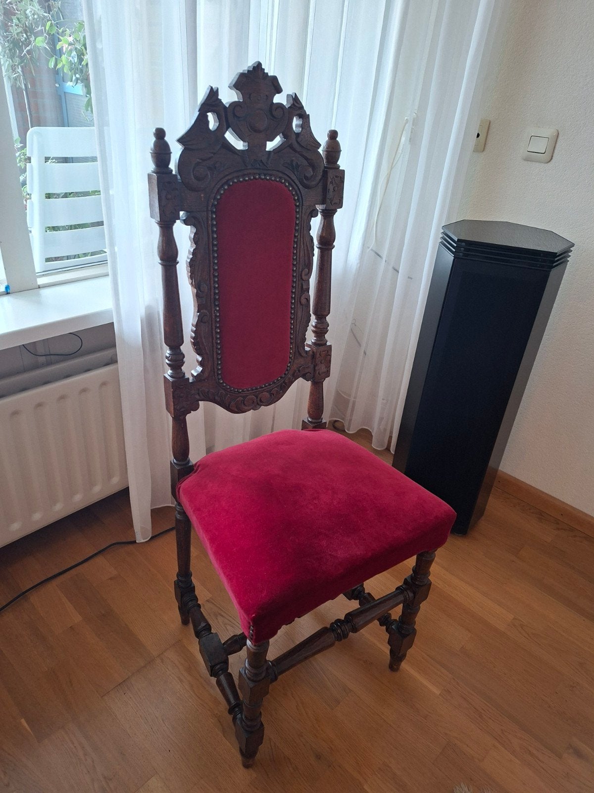 Antieke houten stoel met rode bekleding, Ophalen