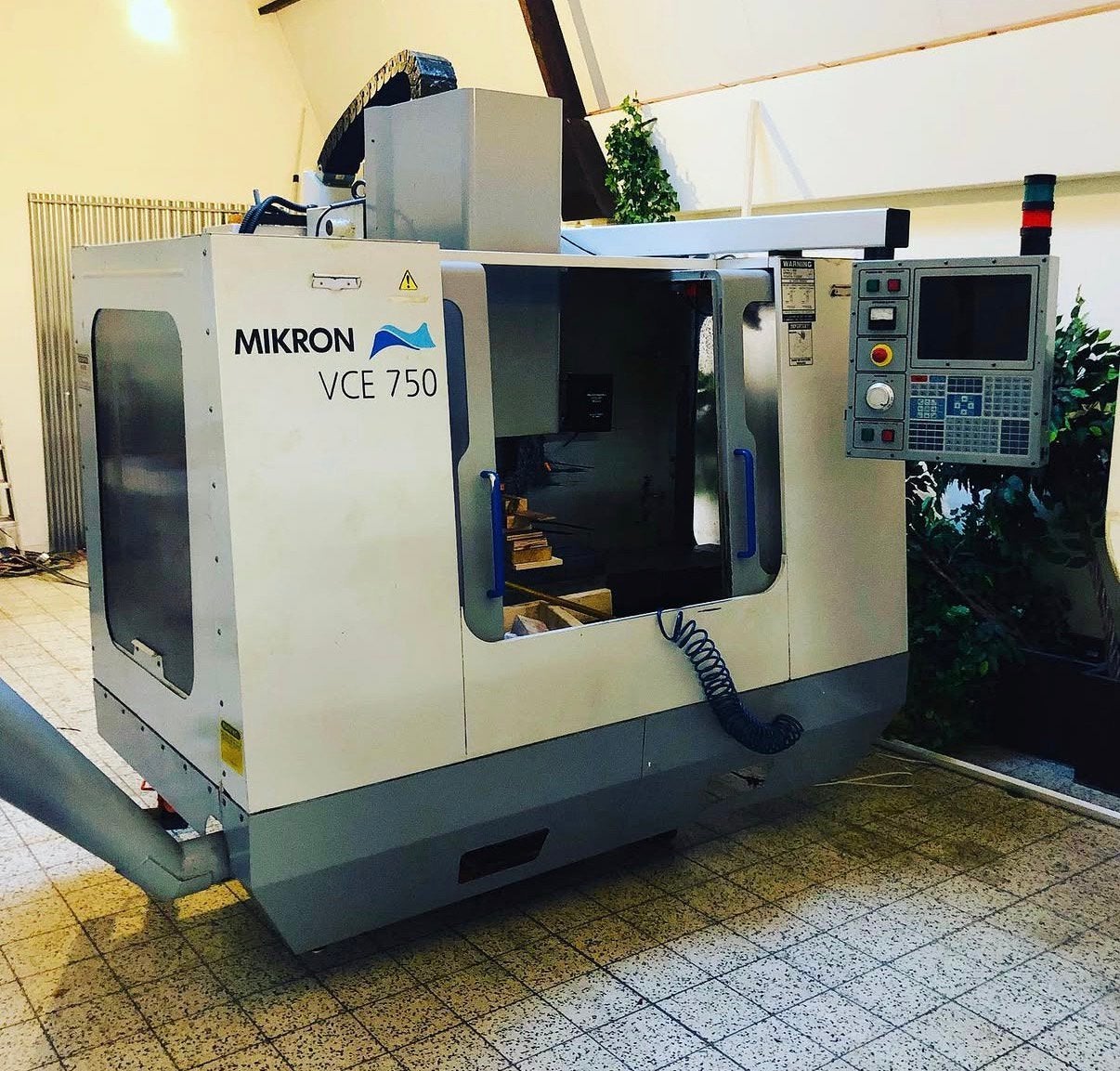 Mikron Haas VCE 750 CNC freesmachine Freesbank met 4e as, Doe-het-zelf en Verbouw, Ophalen, Zo goed als nieuw, Elektrisch, Overige soorten