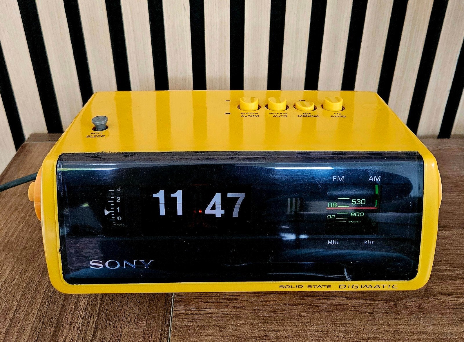 Sony flip klok wekkerradio 8FC-100E Geel, Ophalen of Verzenden, Gebruikt, Radio