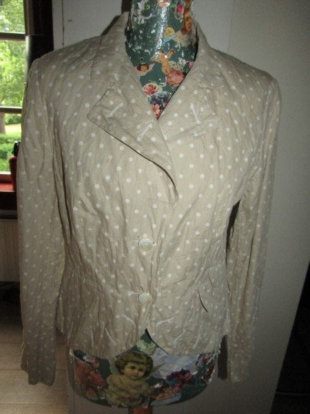 E452 SCARVA mt 38 jasje beige wit polkadots metaal memory, Maat 38/40 (M), Verzenden, Scarva, Beige
