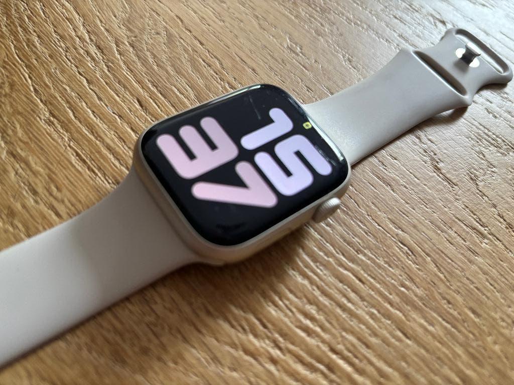 Apple Watch SE series 7 (zilver - 45 mm), Sieraden, Tassen en Uiterlijk, Smartwatches, Zo goed als nieuw, iOS, Zilver, Afstand