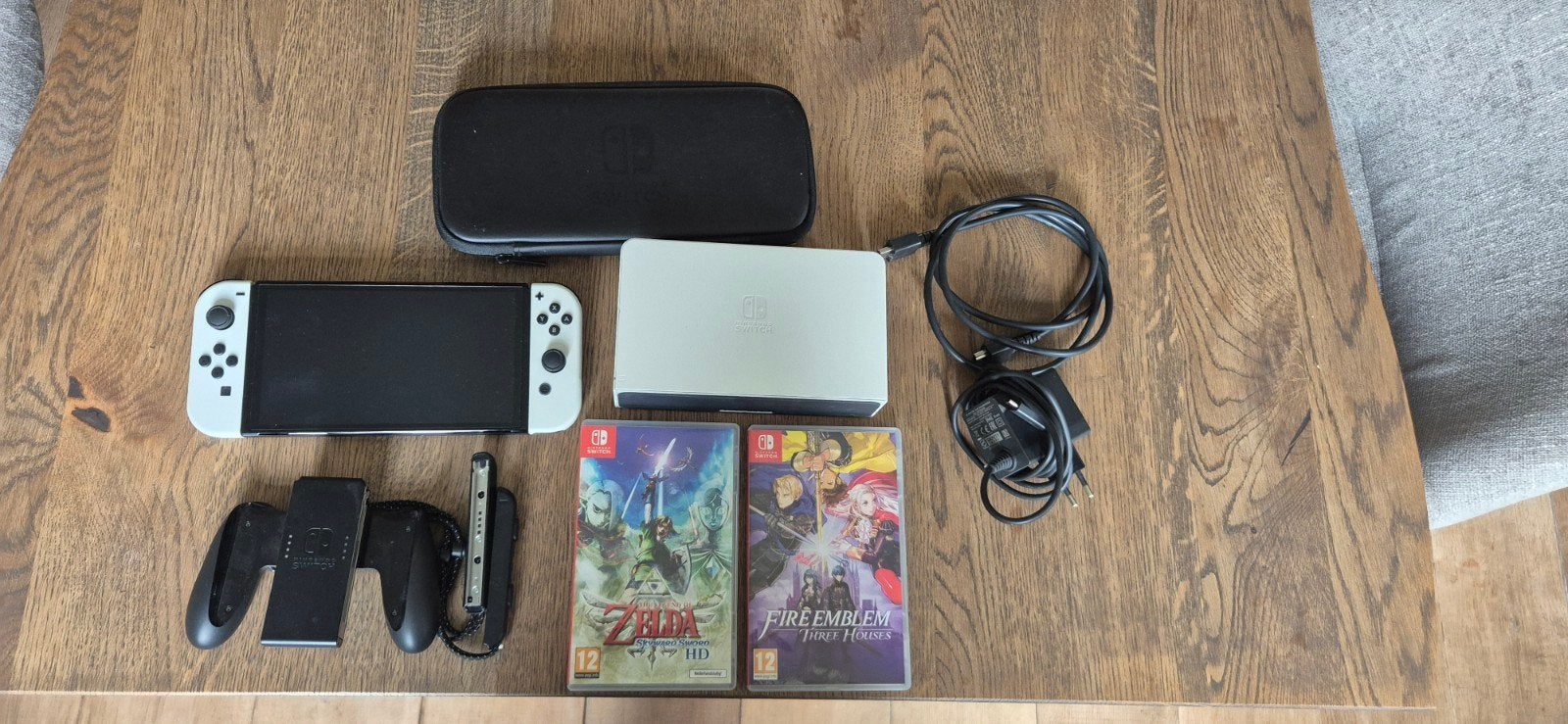 Nintendo Switch OLED met 2 games & console hoesje, Spelcomputers en Games, Switch OLED, Met games, Met 2 controllers, Ophalen of Verzenden