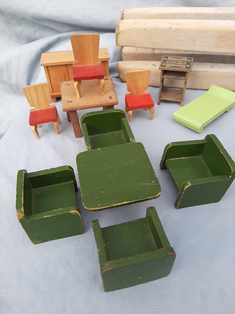Setje oude sobere houten poppenhuis meubeltjes, Ophalen of Verzenden, Gebruikt, Poppenhuis
