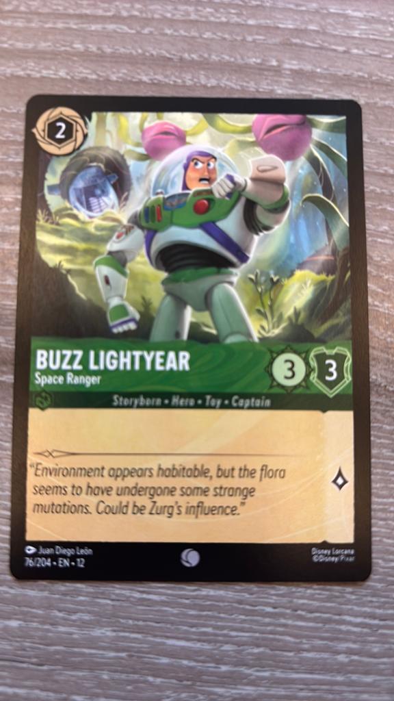 Disney Lorcana Buzz Lightyear ranger 76-204 12WIL nonfoil, Ophalen of Verzenden, Zo goed als nieuw, Losse kaart