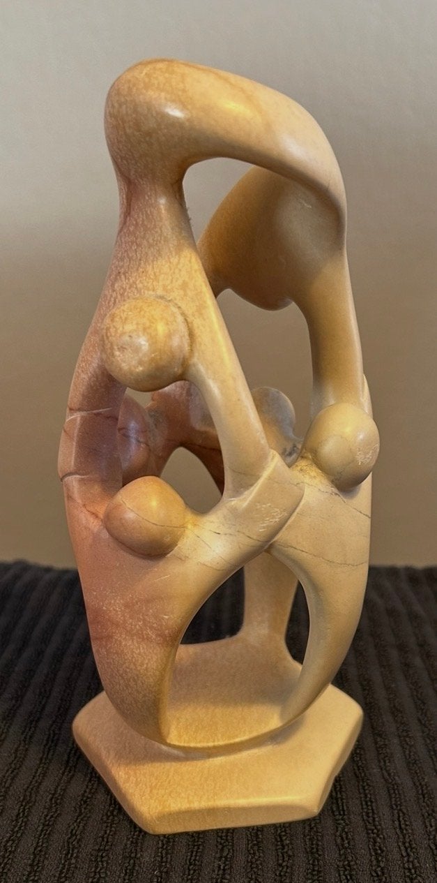 Abstracte sculptuur van steen - Familie omhelzing, Antiek en Kunst, Ophalen, Groep mensen, Handgemaakt, 20 - 50 cm