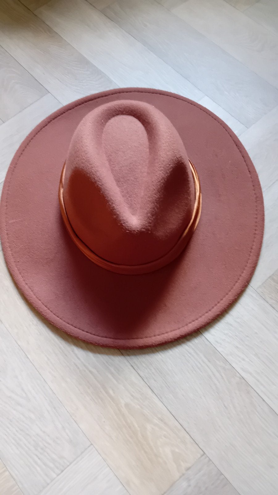 Yehwang Fedora hoed roestbruin dusty roze 59, Kleding | Dames, Hoed, Yehwang, Ophalen of Verzenden, Zo goed als nieuw