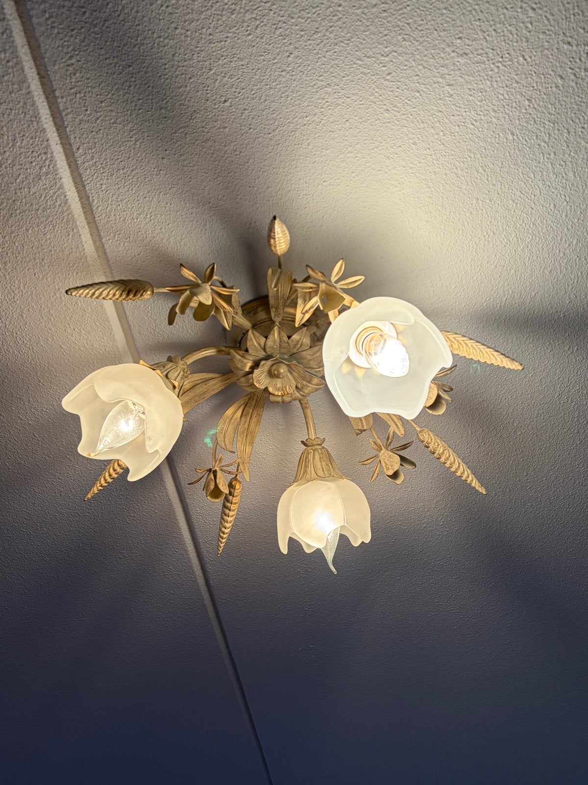 2x Elegante Plafondlamp met Bloemmotief - Goudkleurig, Gebruikt, Antiek, Ophalen of Verzenden, Plafondlamp