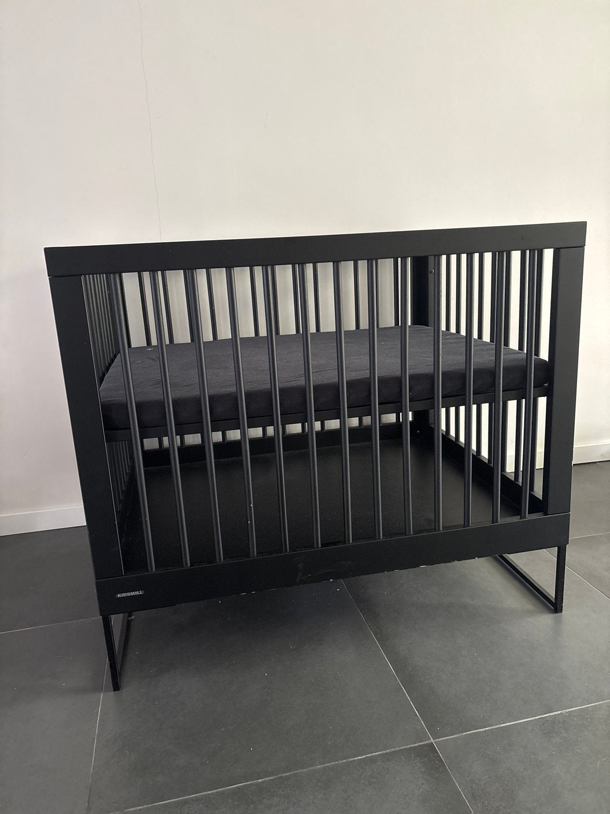 Kidsmill Ledikant - Zwart met matras, Kinderen en Baby's, Ophalen, Gebruikt, Ledikant