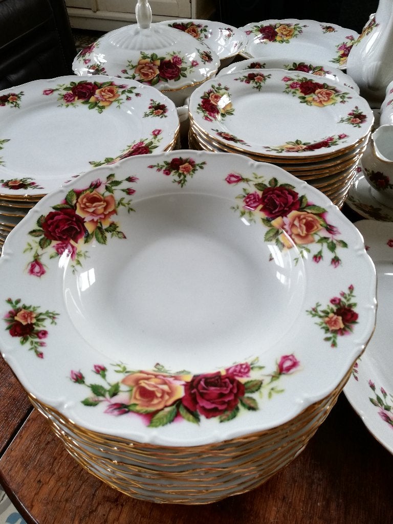 14 pers Eet- en koffie servies met prachtig rozen decor, Ophalen, Zo goed als nieuw, Overige stijlen, Porselein