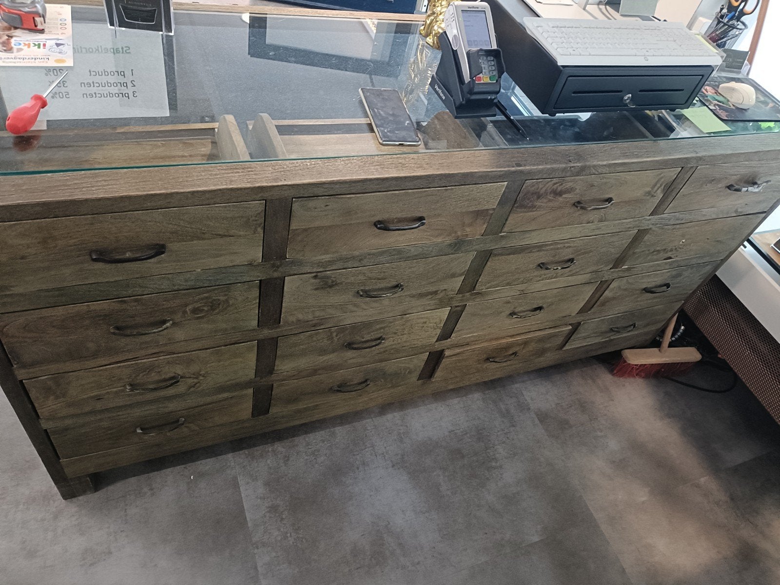Robuuste houten toonbank met glazen blad en lades, Huis en Inrichting, Kasten | Dressoirs, Ophalen, Met plank(en), Gebruikt, Glas