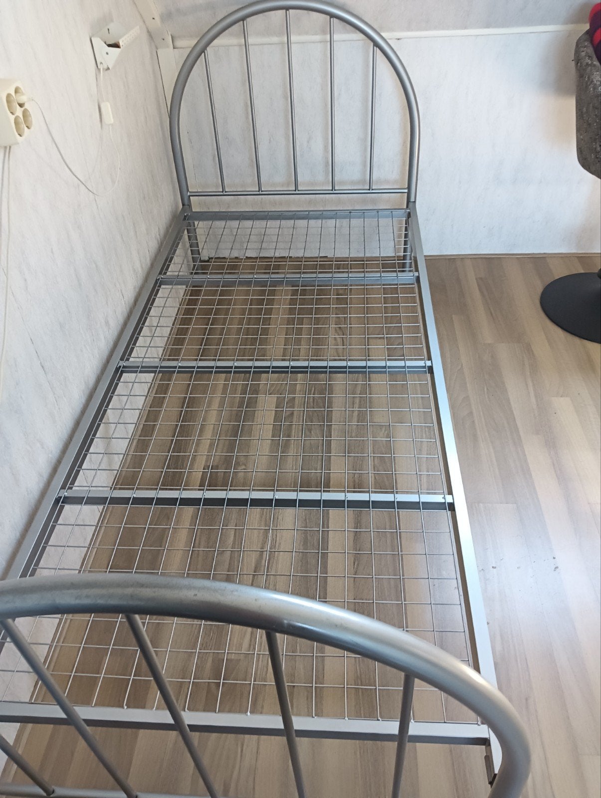 Eenpersoons ijzeren bed 90x200 cm (zonder matras), Huis en Inrichting, Ophalen