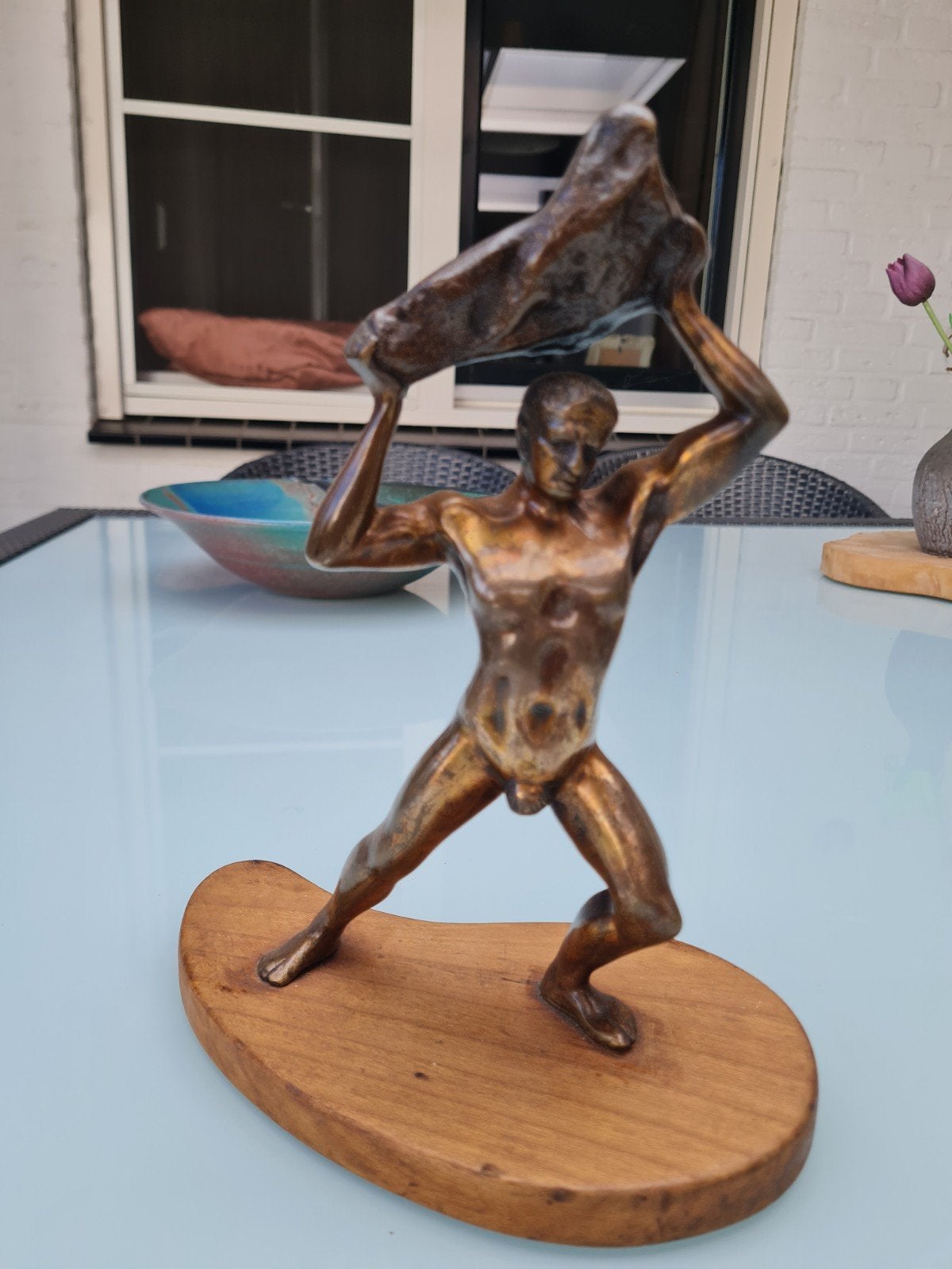 Bronzen beeld van man met steen op houten sokkel, Antiek en Kunst, Ophalen of Verzenden