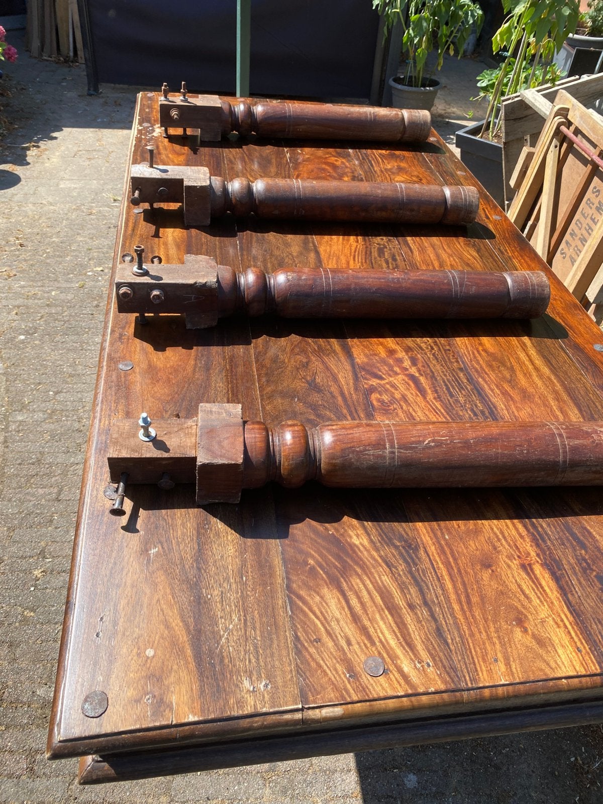 Oude tafel met smeedijzer versiering, Ophalen