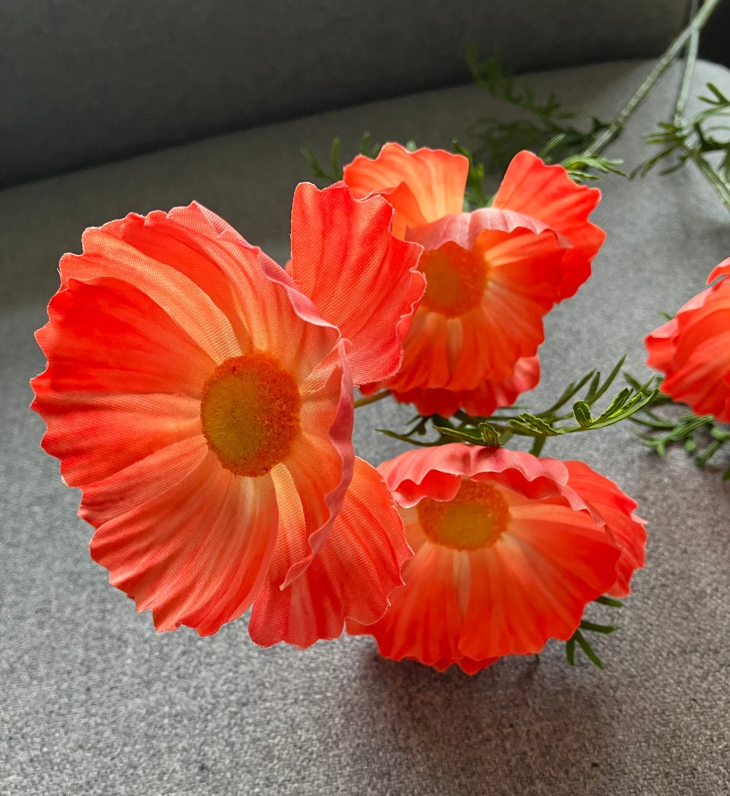 Kunstbloem tak met 5 grote oranje bloemen en groene blaadjes, Binnen, Ophalen of Verzenden, Zo goed als nieuw, Overige merken