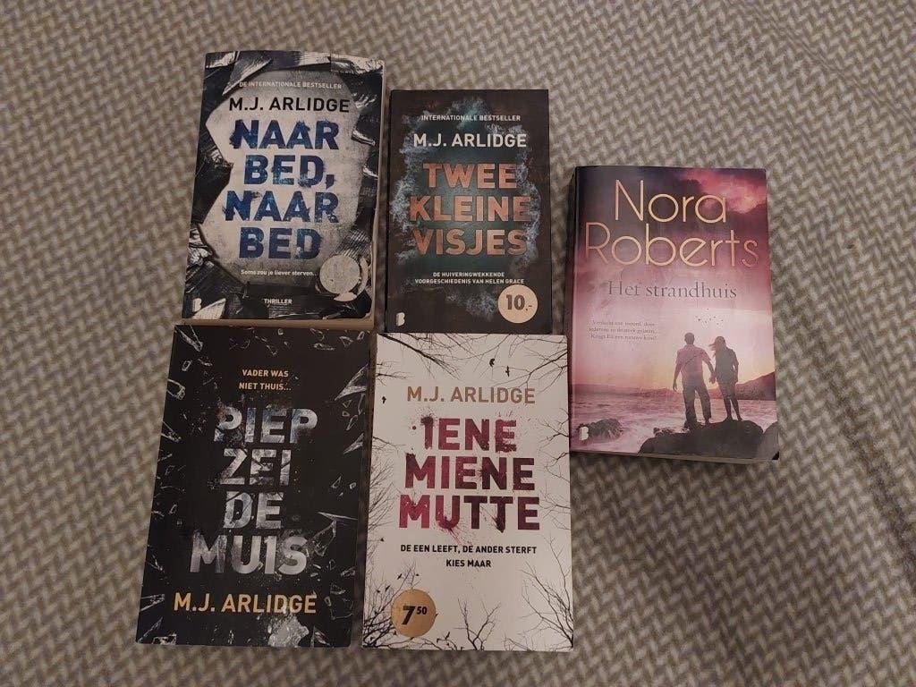 Drie thrillers M. J. Arlidge, iene, piep, visjes, Boeken, Ophalen of Verzenden, Gelezen