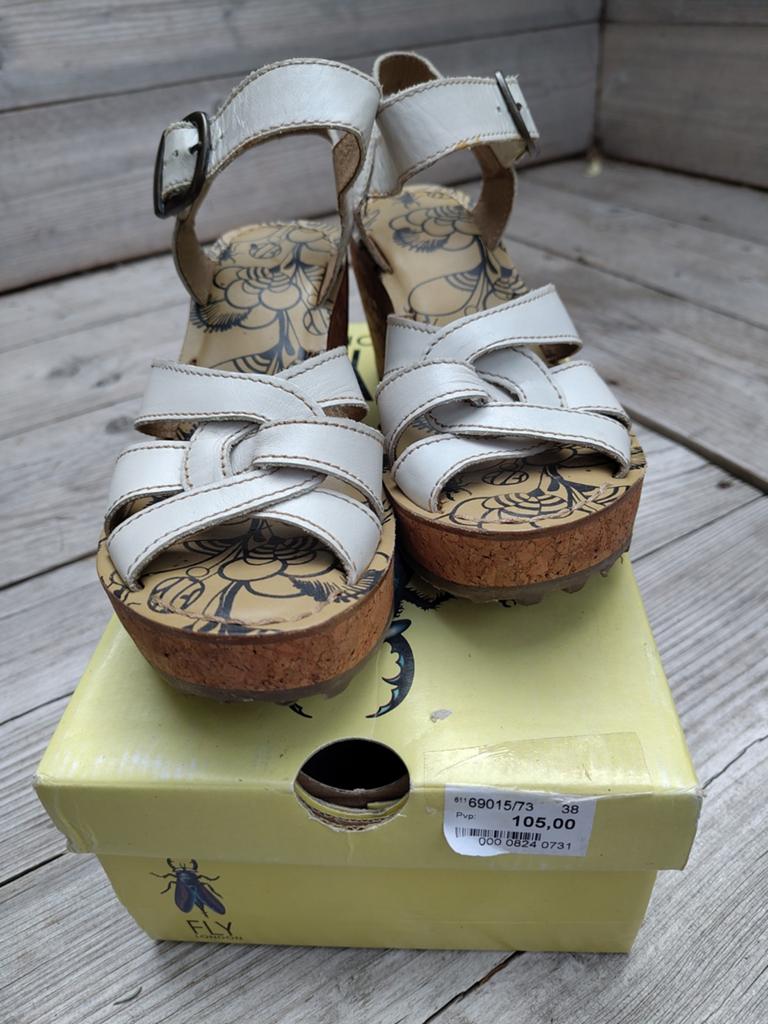 Geweldige retro sandalen van Fly London, Wit, Zo goed als nieuw, Fly London, Sandalen of Muiltjes