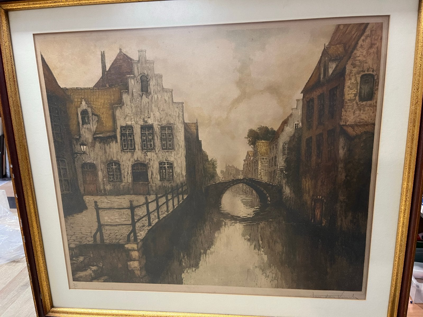 Ets van Tom van der Voort - Brugge Stadsgezicht, Antiek en Kunst, Kunst | Etsen en Gravures, Ets, Stadsgezicht, Ophalen of Verzenden