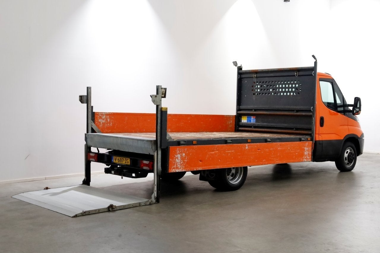 Iveco Daily 35C14 136pk E6 Open Laadbak met laadklep en trek, Elektrische ramen, Dealer onderhouden, Gebruikt, Euro 6