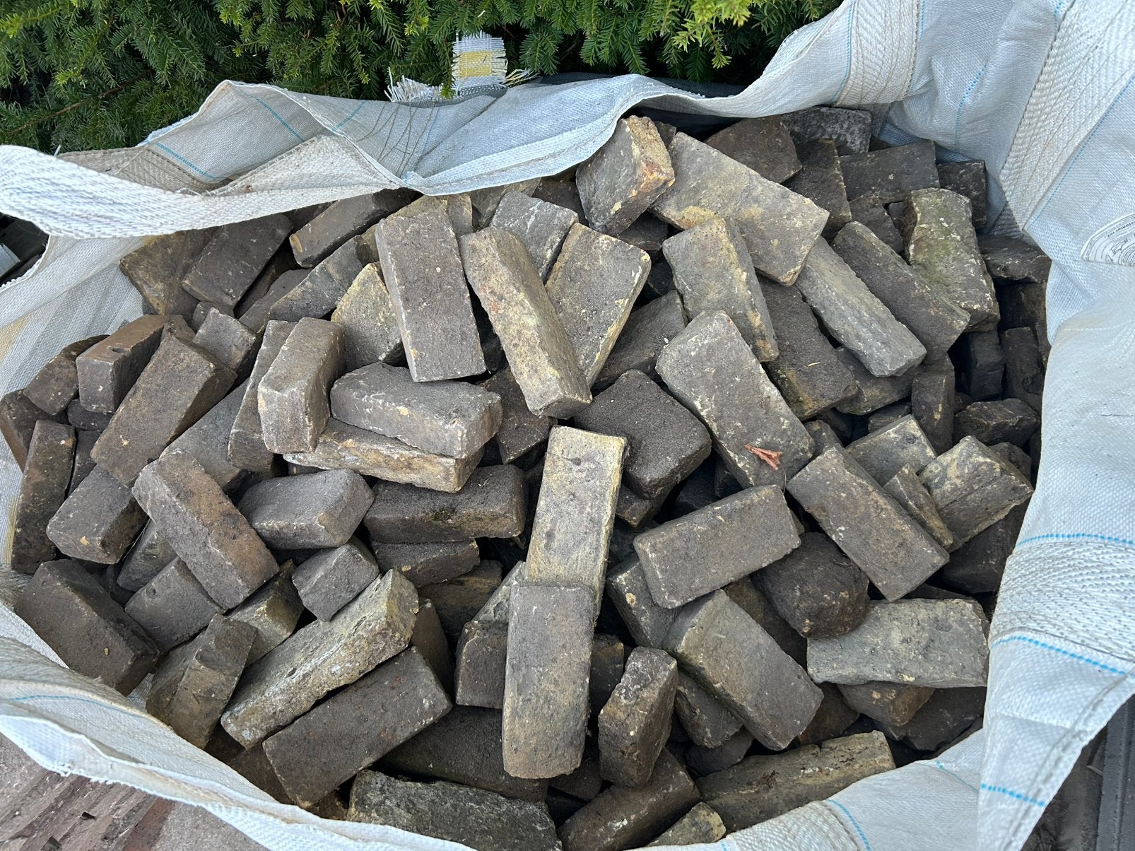 Oude boeren geeltjes, Ophalen, Beton, Klinkers