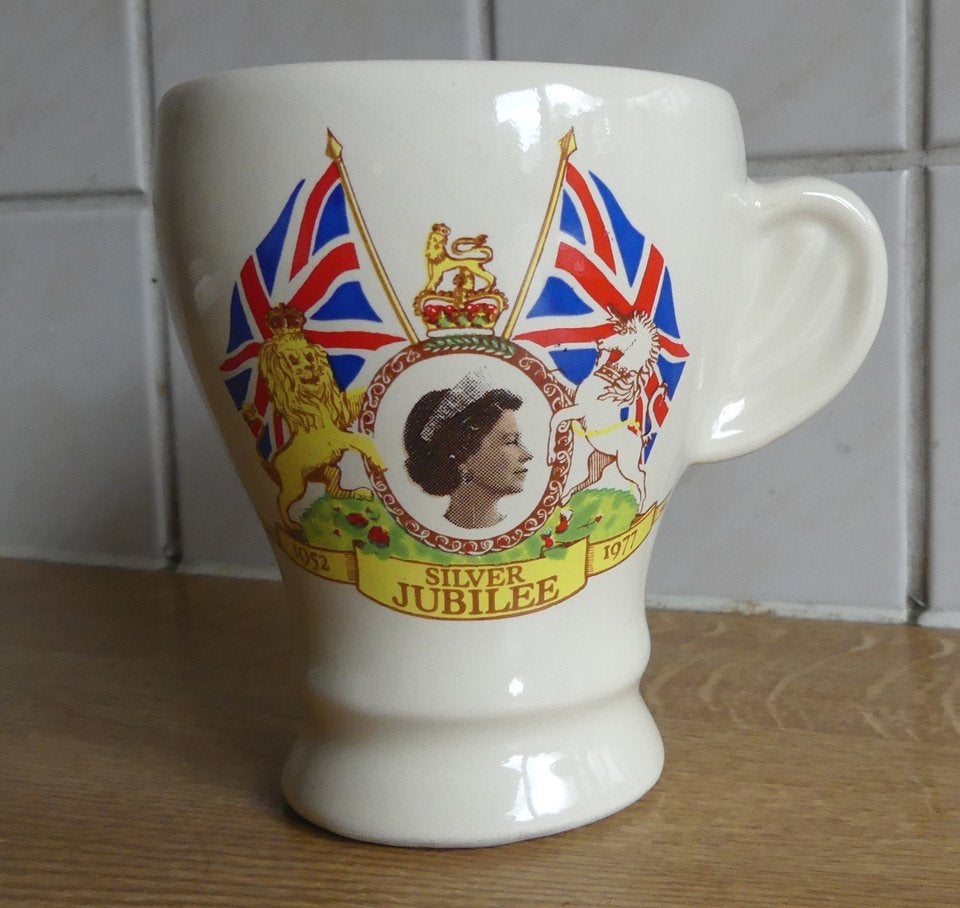 Queen Elizabeth II silver jubilee beker Ovaltine pottery, Ophalen of Verzenden, Gebruikt, Buitenland, Servies