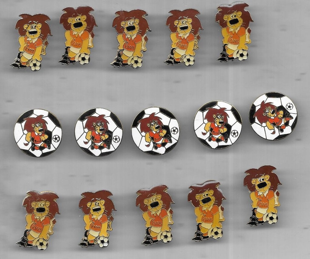 15 X VOETBAL MASCOTTE LOEKI DE LEEUW NEDERLANDSE ELFTAL, Ophalen of Verzenden, Zo goed als nieuw, Sport, Speldje of Pin