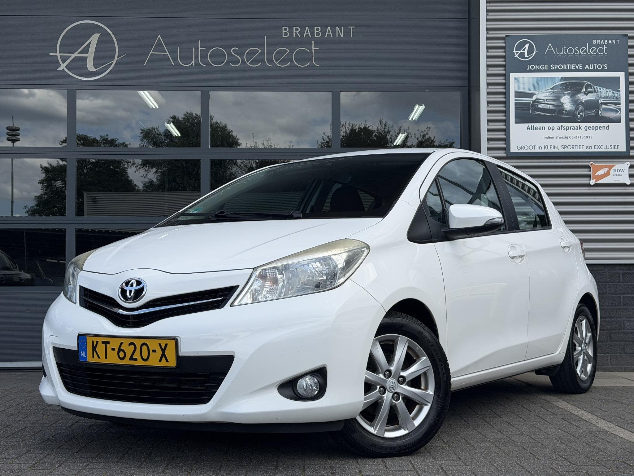 Toyota Yaris 1.0 VVT-i Trend Airco | LMV | Nieuwe APK, Auto's, Euro 5, Stof, Wit, Bedrijf