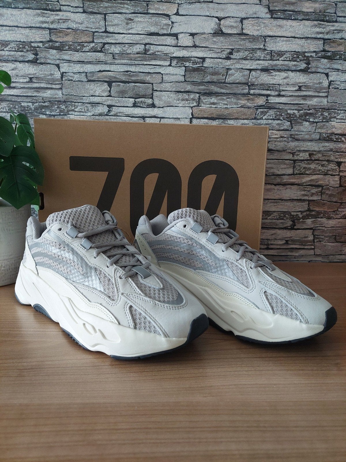 Yeezy Boost 700 / 47 1/3, Kleding | Heren, Schoenen, Wit, Nieuw, Ophalen of Verzenden, Sneakers of Gympen