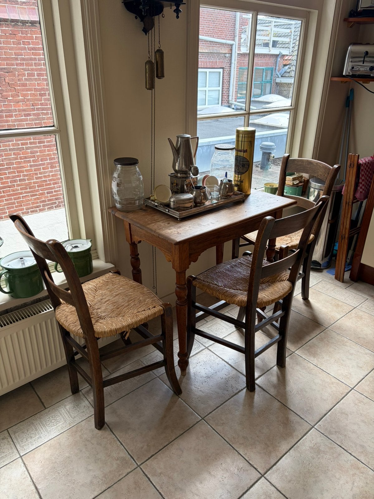 Antiek eiken tafeltje met 3 biezenstoelen – Friese stijl, Ophalen, Gebruikt, Minder dan 4 stoelen