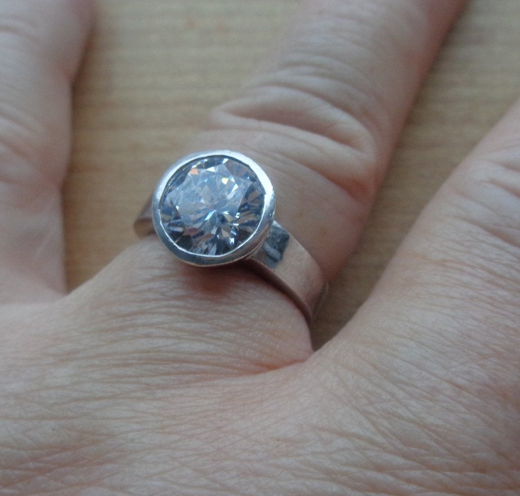 zilveren ring met grote geslepen heldere steen [891], Verzenden, Zo goed als nieuw, 17 tot 18, Dame