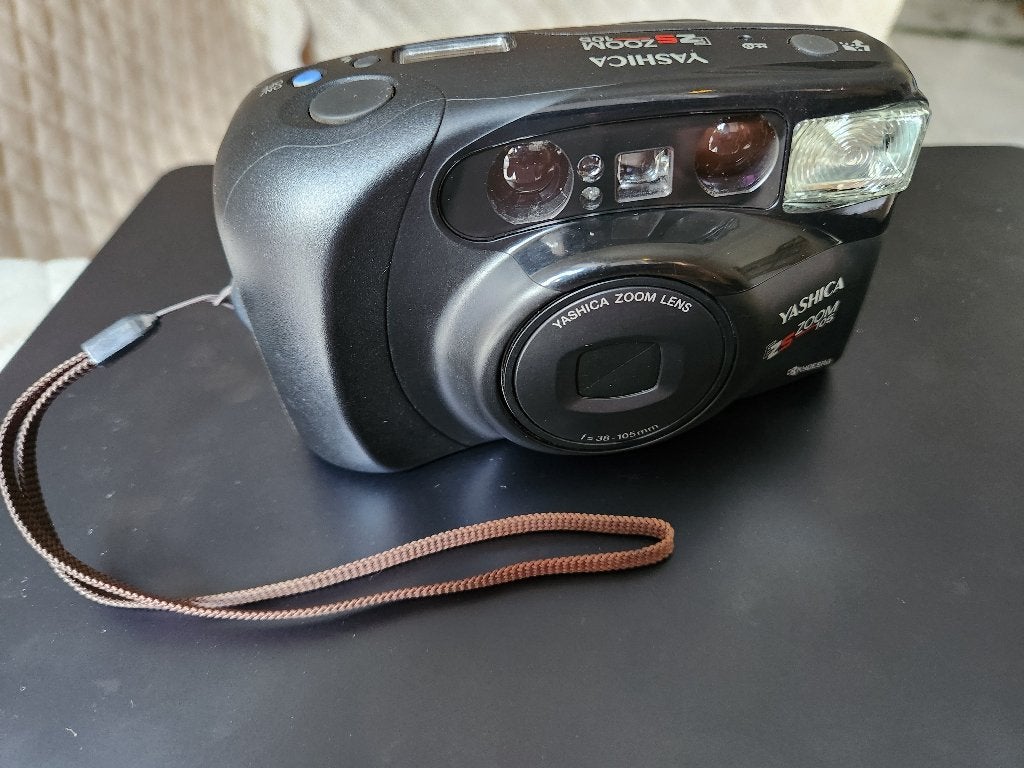 Yashica EZS Zoom 105 35mm Point & Shoot) camera with pouch, Ophalen of Verzenden, Gebruikt, Compact, Overige Merken