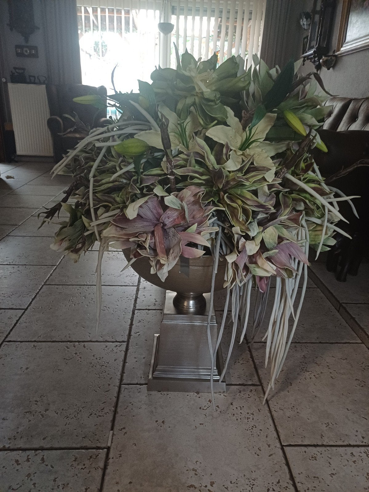 Groot bloemstuk in zilverkleurige pot, Huis en Inrichting, Gebruikt, Ophalen of Verzenden, Klassiek, Metaal