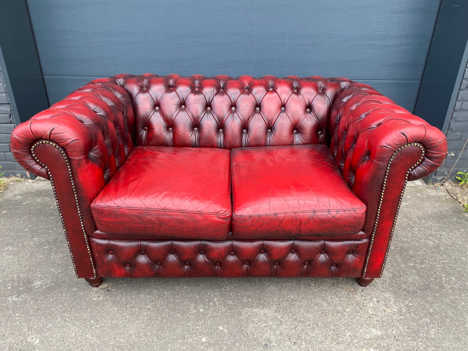 Stoere Engelse Chesterfield bank Oxblood rood, Ophalen, Zo goed als nieuw, Rechthoekig, Leer