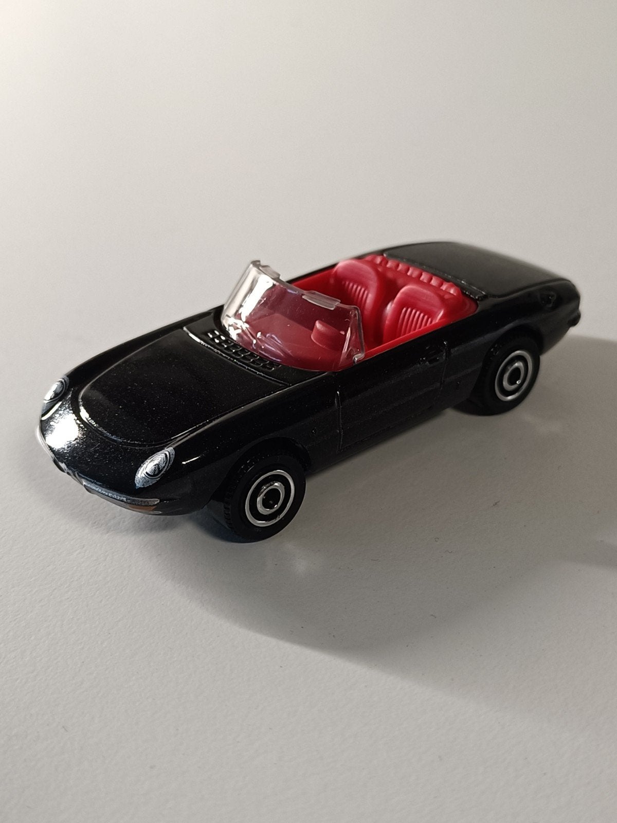 Matchbox Alfa Romeo Duetto 1:64 Zwart met Rood Interieur, Ophalen of Verzenden