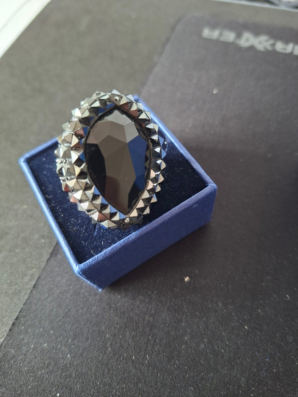 Swarovski ring, Sieraden, Tassen en Uiterlijk, Ringen, Verzenden, Zwart, Zo goed als nieuw, 17 tot 18