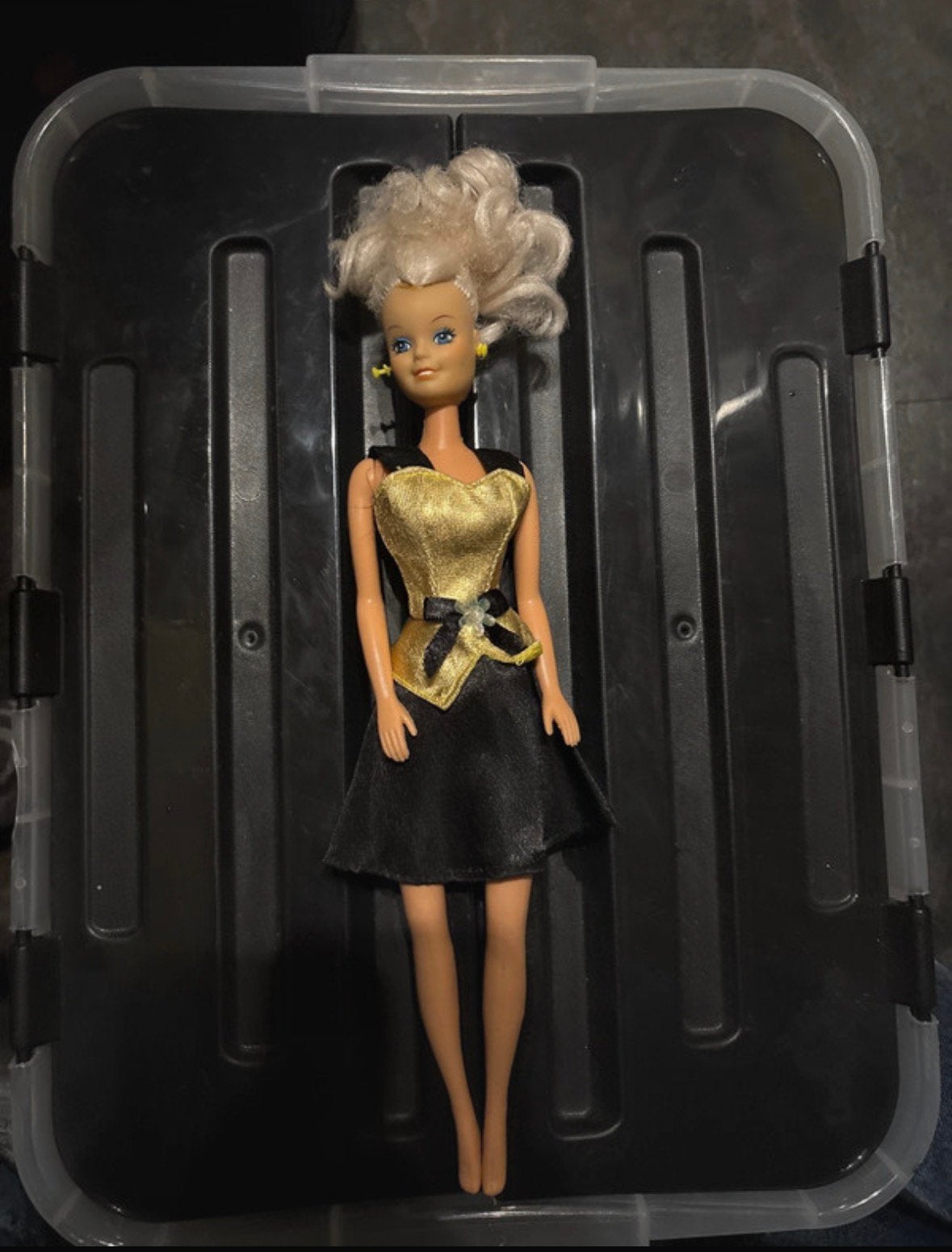 Vintage Barbie pop in goud-zwarte jurk, Ophalen of Verzenden, Gebruikt, Barbie