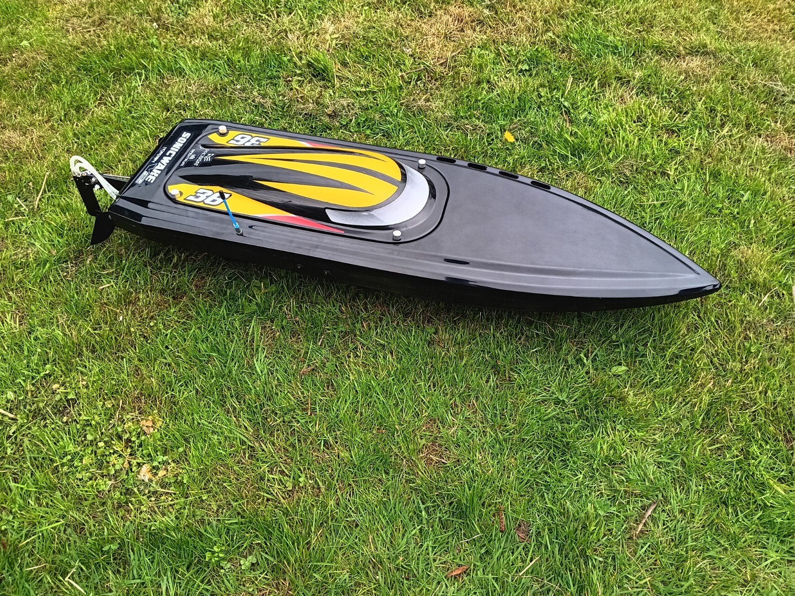 Als nieuw Sonicwake V2 powerboat, Self-Righting, rc varend, Ophalen of Verzenden, Zo goed als nieuw