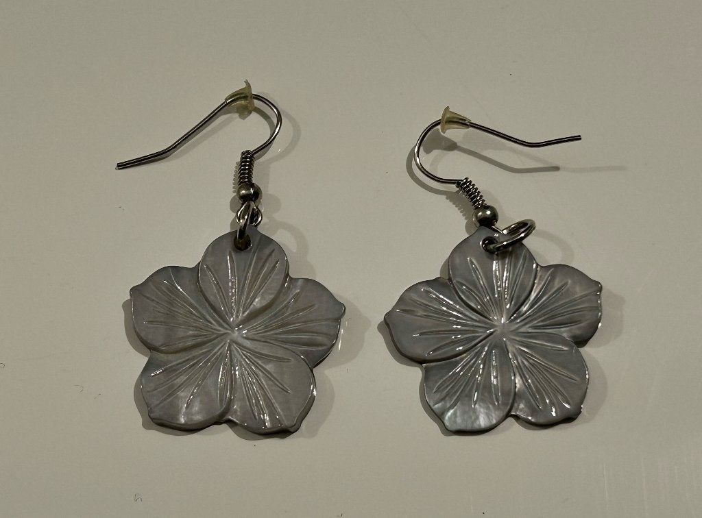 Grijze bloemvormige oorbellen, Sieraden, Tassen en Uiterlijk, Oorbellen, Overige materialen, Hangers, Ophalen of Verzenden, Zo goed als nieuw