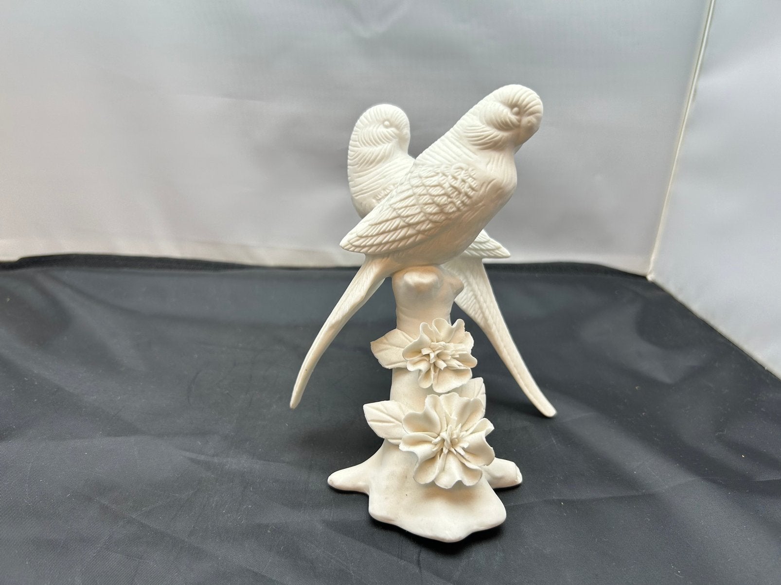 Vintage wit biscuit porselein beeldje parkieten tak, Ophalen, Minder dan 20 cm, Beeld, Wit