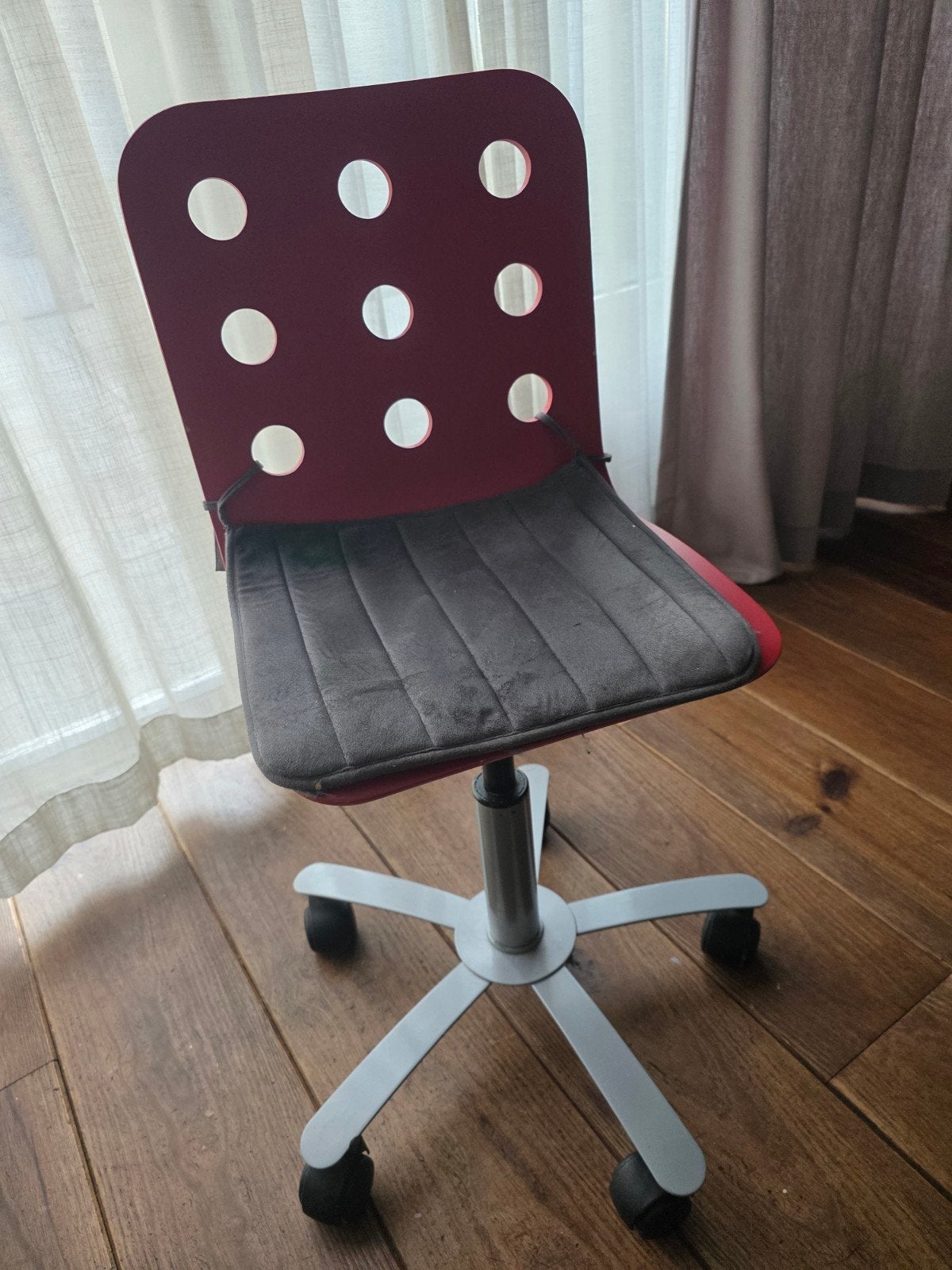houten kinder bureau stoeltje Ikea, Ophalen, Zo goed als nieuw, Rood, Bureaustoel