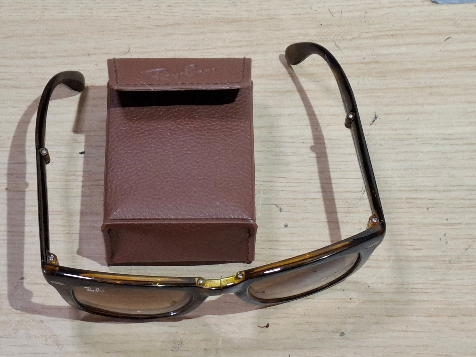 Ray-Ban Wayfarer opvouwbare zonnebril met etui, Sieraden, Tassen en Uiterlijk, Zonnebrillen en Brillen | Dames, Gebruikt, Zonnebril