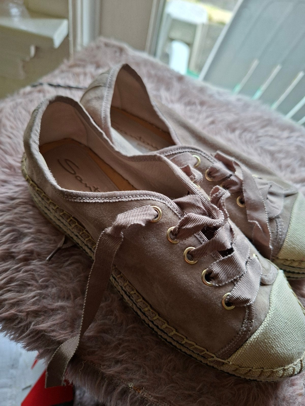 Santoni Beige Suède Sneakers - Nieuw en Ongedragen, Kleding | Dames, Schoenen, Beige, Nieuw, Ophalen of Verzenden, Sneakers of Gympen