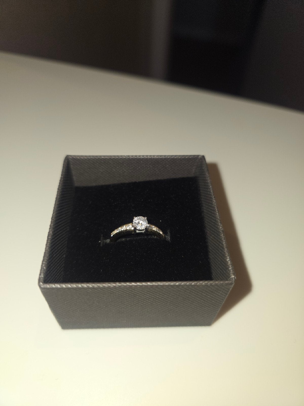 *NIEUW* Gouden verlovingsring met Steentjes, Met kristal, Nieuw, Ophalen of Verzenden, 17 tot 18