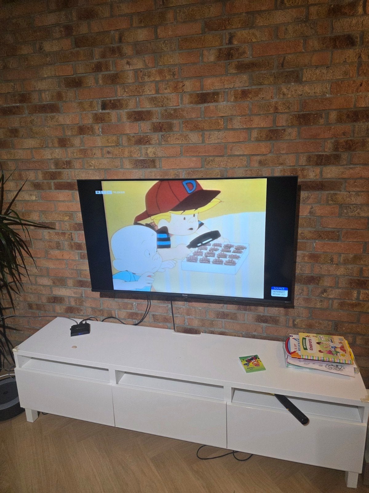 Modern wit TV meubel met opbergruimte, Overige materialen, Gebruikt, 150 tot 200 cm, Ophalen of Verzenden