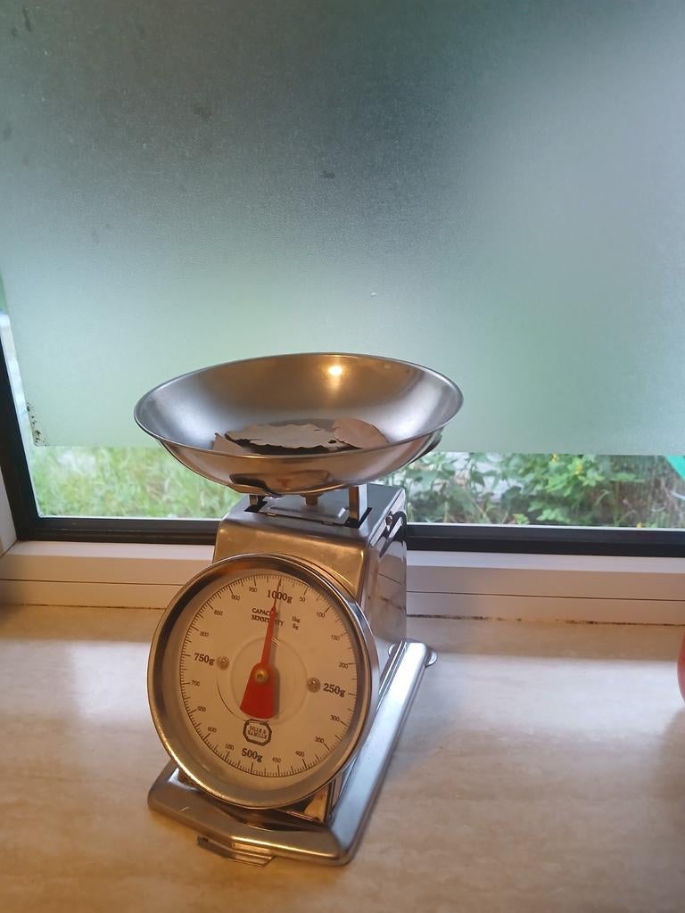 Vintage Gill & Kamills Keukenweegschaal - 1kg Capaciteit, Keukenweegschaal, Analoog, Ophalen of Verzenden, Fijner dan 1 gram