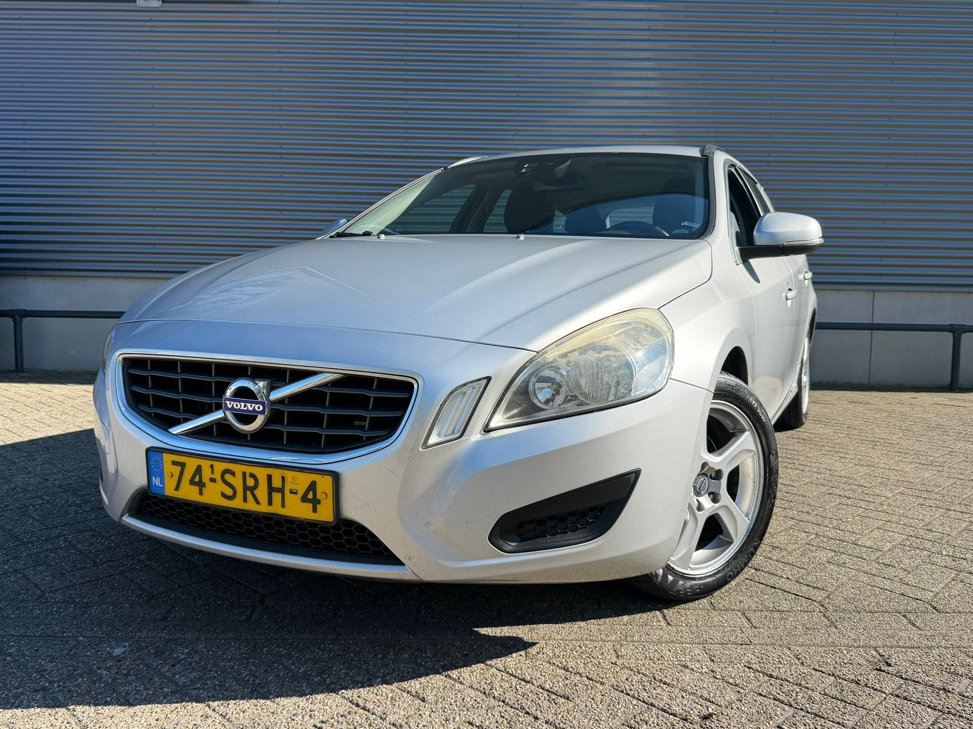Volvo V60 2.0 D3 R-Design, Auto's, Euro 5, Gebruikt, Zwart, 1984 cc