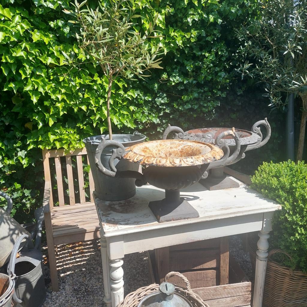 2 grote sleetse gietijzeren tuinvazen/huiskamer vazen €85,-, Ophalen