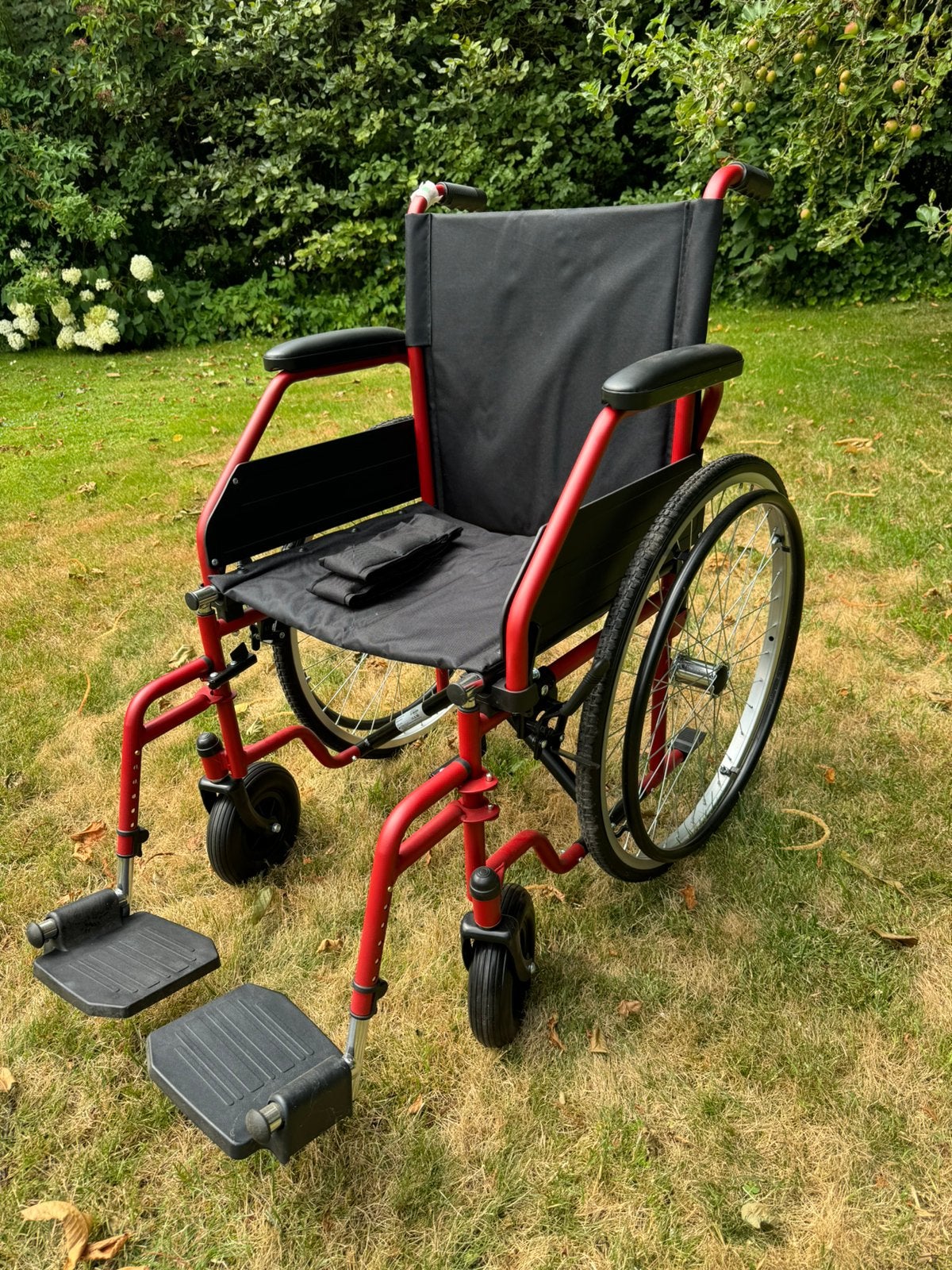 Rolstoel harde banden voetsteunen ZGAN rood, Ophalen, Inklapbaar, Zo goed als nieuw, Duwrolstoel