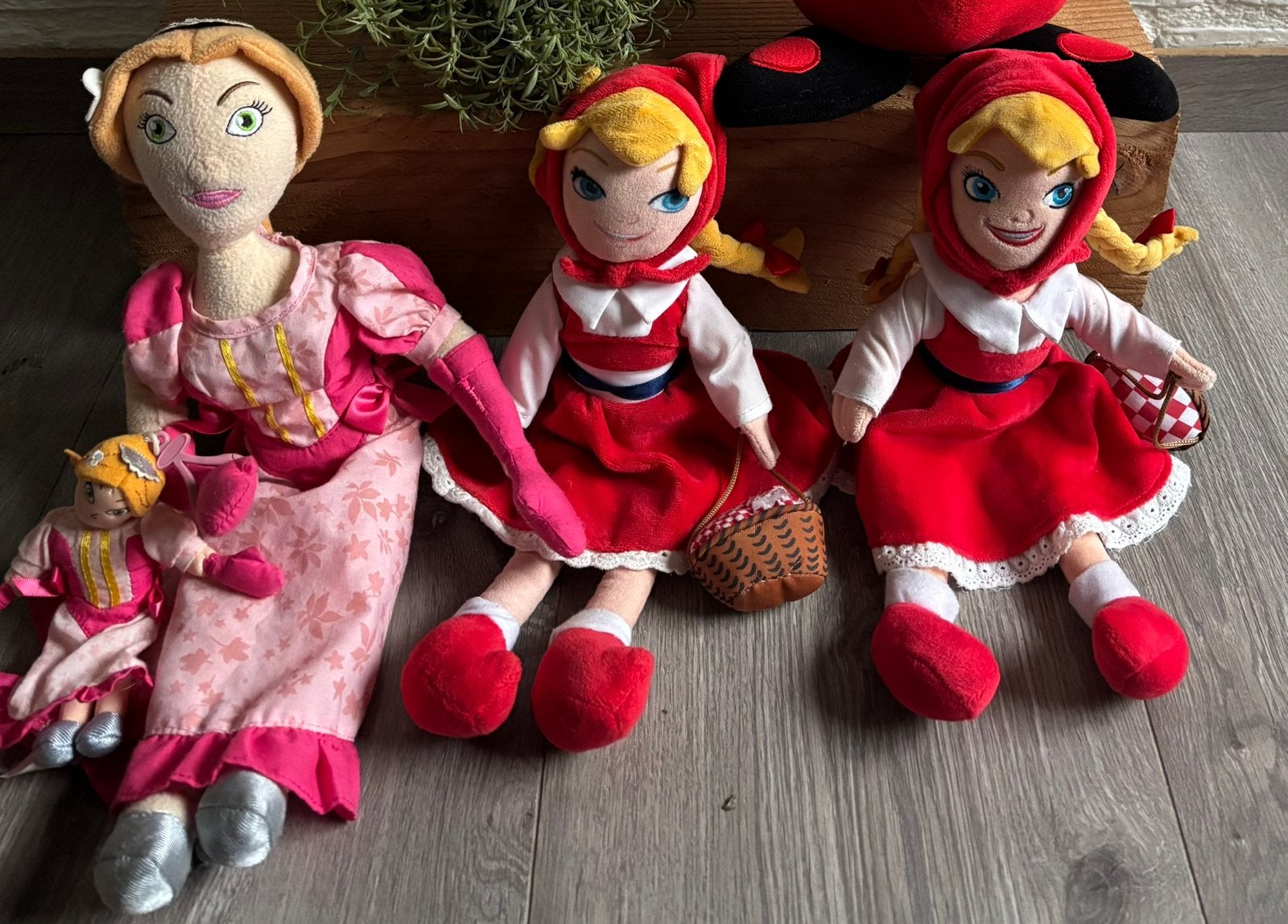 Efteling;diverse Efteling knuffels, Roodkapje, Assepoester, Ophalen of Verzenden, Zo goed als nieuw, Beeldje of Poppetje